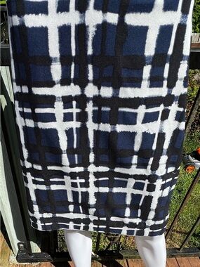 Banana Republic Navy, White & Black Plaid Pencil Skirt. Size 8.